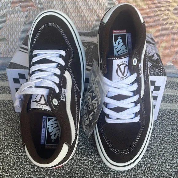 Vans Men’s Rowan
Dark Brown
VN0A5JICDRB
Sneakers - Picture 13 of 16